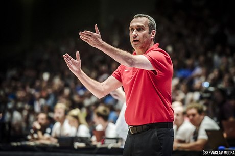 Trenér basketbalové reprezentace Ronen Ginzburg kouuje v duelu s Finskem.