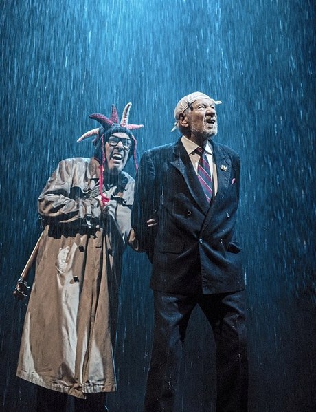 aek a král. Lloyd Hutchinson a Ian McKellen v inscenaci divadla Duke of Yorks.