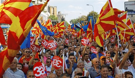 Jsme pro! dávali najevo Makedonci při pochodu na podporu změny názvu země a...