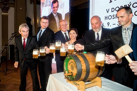 Naražením soudku s pivem Litovel Premium začaly Dny českého piva 2018.
