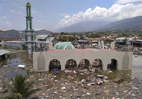 Zemtesení a tsunami poniilo niilo v Indonésii domy.
