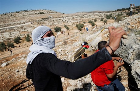 Prak. Palestinci útoí na izraelské vojáky kameny, zapálenými pneumatikami i...