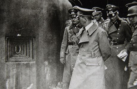 Adolf Hitler při prohlídce jednoho z objektů československého lehkého opevnění...