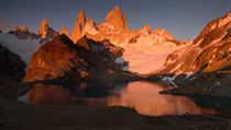 Vchod Slunce na skalnm masivu Fitz Roy v Patagonii