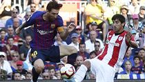 Lionel Messi v souboji s Mikelem San Josem z Athleticu Bilbao