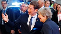 Rakousk kancl Sebastian Kurz a britsk premirka Theresa Mayov v Salcburku.