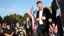 Tomio Okamura vystoupil na demonstraci na podporu maďarského premiéra Viktora...