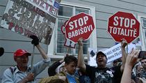 Demonstranti ped budovou Poslaneck snmovny.