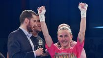 Fabiana Bytyqiová se raduje z pásu pro mistryni světa organizace WBC.