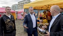 Petr Stuchlík byl během předvolební akce zasažen vejcem. Vyměnil si znečištěné...