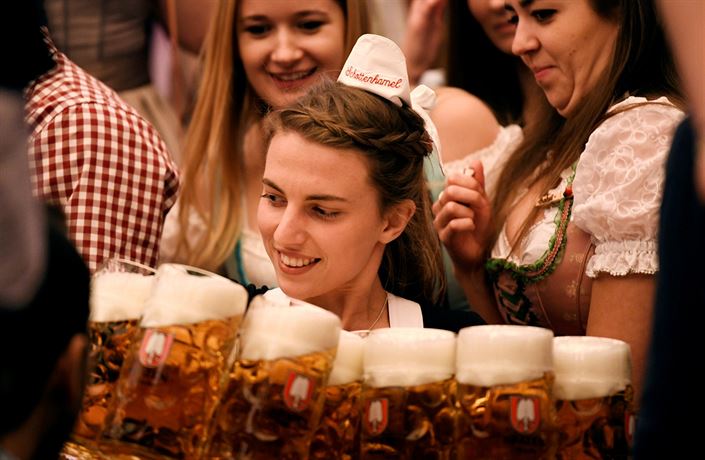 Překvapení se na Oktoberfestu nekoná: pivo zase zdražilo. Cena za tuplák se  blíží k 12 eurům | Svět | Lidovky.cz