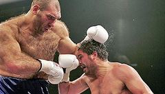 John Ruiz úto�í na Nikolaje Valujeva.