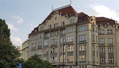 Rozlehlý Klenkův a Weyrův činžovní dům z roku 1911 uzavírá komorní prostor u... | na serveru Lidovky.cz | aktuální zprávy