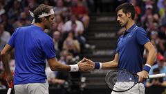 Roger Federer a Novak Djokovič při společné čtyřhře na Laver Cupu