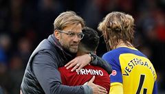 Jurgen Klopp se raduje s Robertem Firminem z vítzství 3-0 nad Southamptonem