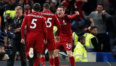 Liverpool vyrovnal s Chelsea v posledn minut, ech se zranil pi vkopu a stdal