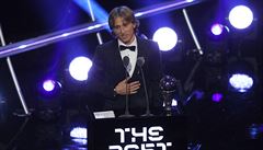 Luka Modrič přebírá cenu pro fotbalistu sezony FIFA