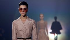 Modelka pedvádí kolekci Marii Grazii Chiurii na Paris fashion weeku.