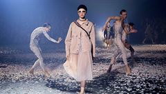 Modelka pedvádí kolekci Marii Grazii Chiurii na Paris fashion weeku.