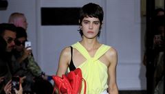 Modelka prezentuje kolekci módní znaky A.W.A.K.E. bhem Paris fashion weeku v...