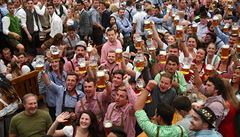 Návtvníci na festivalu spotebují kolem sedmi milion litr piva, které je...