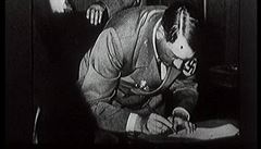 Hitler podepisuje Mnichovskou dohodu