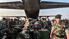 Indonétí vojáci shromaují zásoby do letadla míícího do Palu.