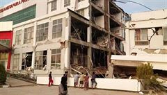 Zemtesení zasáhlo v Palu také nemocnici.