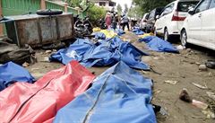 Ulice indonéského msta Palu jsou pokryty mrtvými tly.