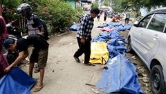 Obyvatelé Palu hledají mezi mrtvými tly na ulicích své blízké.