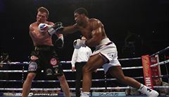 Anthony Joshua zasazuje úder Alexandru Pov�tkinovi.
