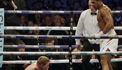 Anthony Joshua posílá k zemi Alexandra Pov�tkina.