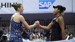Karolína Plí�ková p�ijímá gratulace od Naomi Ósakaové