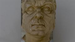 Busta Antonína vehly u vchodu do knihovny.