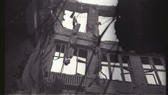 Pohled z pízemí budovy pokozené spojeneckým bombardováním.