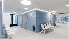 Klinika je postavena v moderním designu.