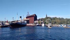 Pohled na Vasa muzeum z paluby lodi.
