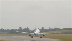 VIDEO: Letadlo se v bouři kvůli větru stočilo ‚bokem‘ a nedokázalo přistát