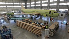 Opravy letadel v servisním hangáru.