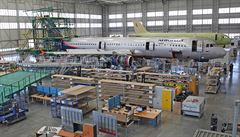 Opravy letadel v servisním hangáru.