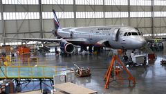 Opravy letadel v servisním hangáru Job Air.