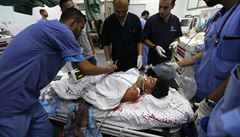 Lékai oetují zranného palestinského chlapce. Dv dti a tyi dosplí...