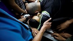 Poslední objetí. Bhem páteního protestu zahynulo est Palestinc, od konce...