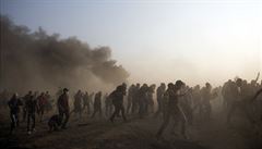 Palestinci prchají ped slzným plynem.