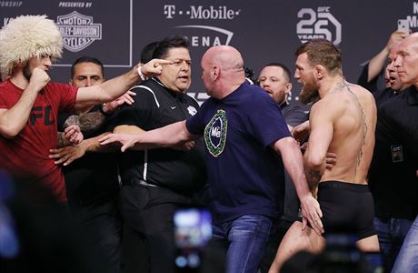 Chabib Nurmagomedov a Conor McGregor na oficiální váení k UFC 229.