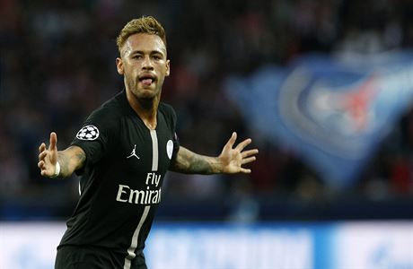 Neymar slaví jeden ze tí gól
