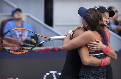 Andrea Sestini Hlavkov a Barbora Strcov na turnaji v Pekingu