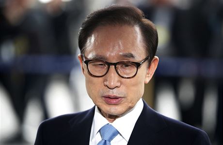 Jihokorejský exprezident I Mjong-bak stál v ele zem od února 2008 do února...