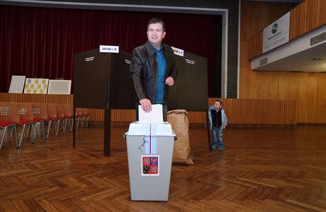 Jan Hamáek pi komunálních volbách.