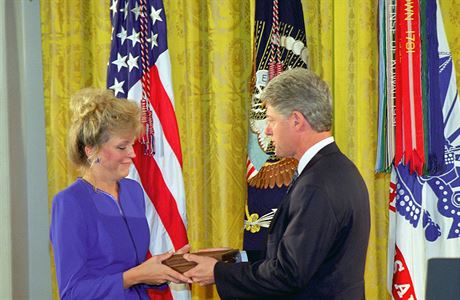 Bill Clinton pedv nejvy americk vojensk vyznamenn Medal of Honor...